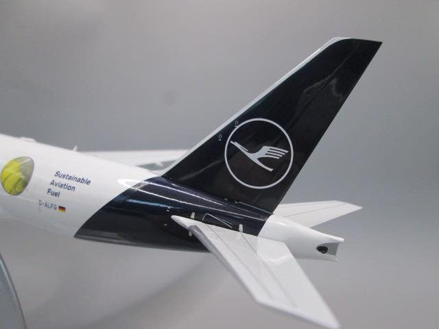 J-Fox Lufthansa Cargo "Sustainable Aviation Fuel" Boeing B777FBT D-ALFG JF-777-2-004 1:200 Scale