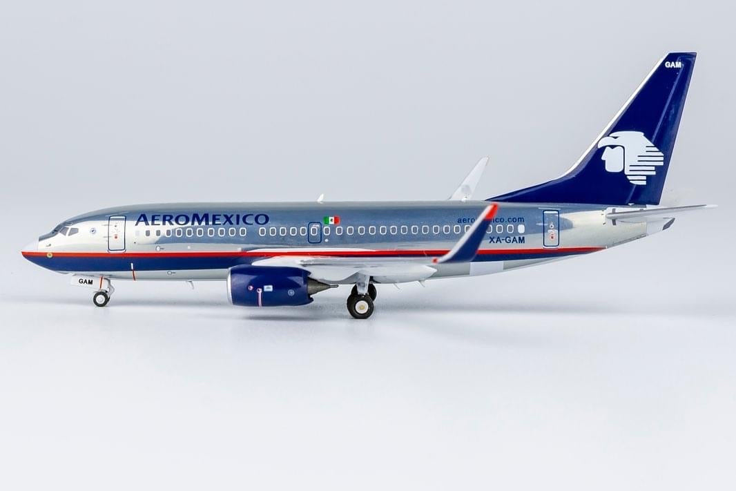 AeroMexico 737-700/w polished fuselage XA-GAM 77028 NG Models 1:400 Scale