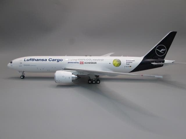 J-Fox Lufthansa Cargo "Sustainable Aviation Fuel" Boeing B777FBT D-ALFG JF-777-2-004 1:200 Scale