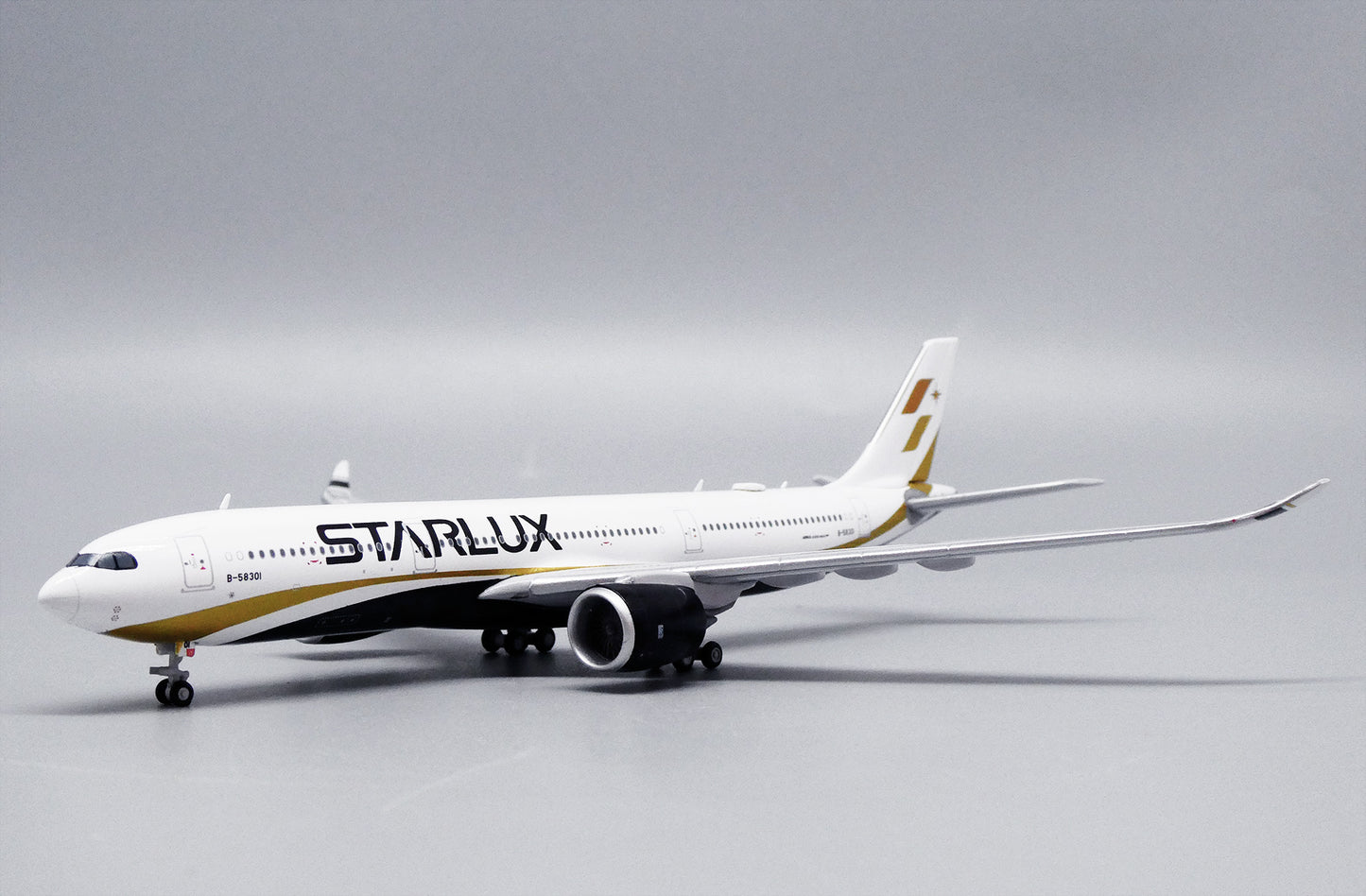 JC Wings 1:400 STARLUX Airlines Airbus A330-900neo B-58301 Diecast Model